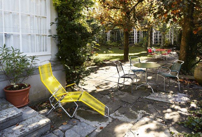 Gelber Altorfer Liegestuhl Embru im Garten, Outdoor-Möbel für Terrasse und Balkon.
