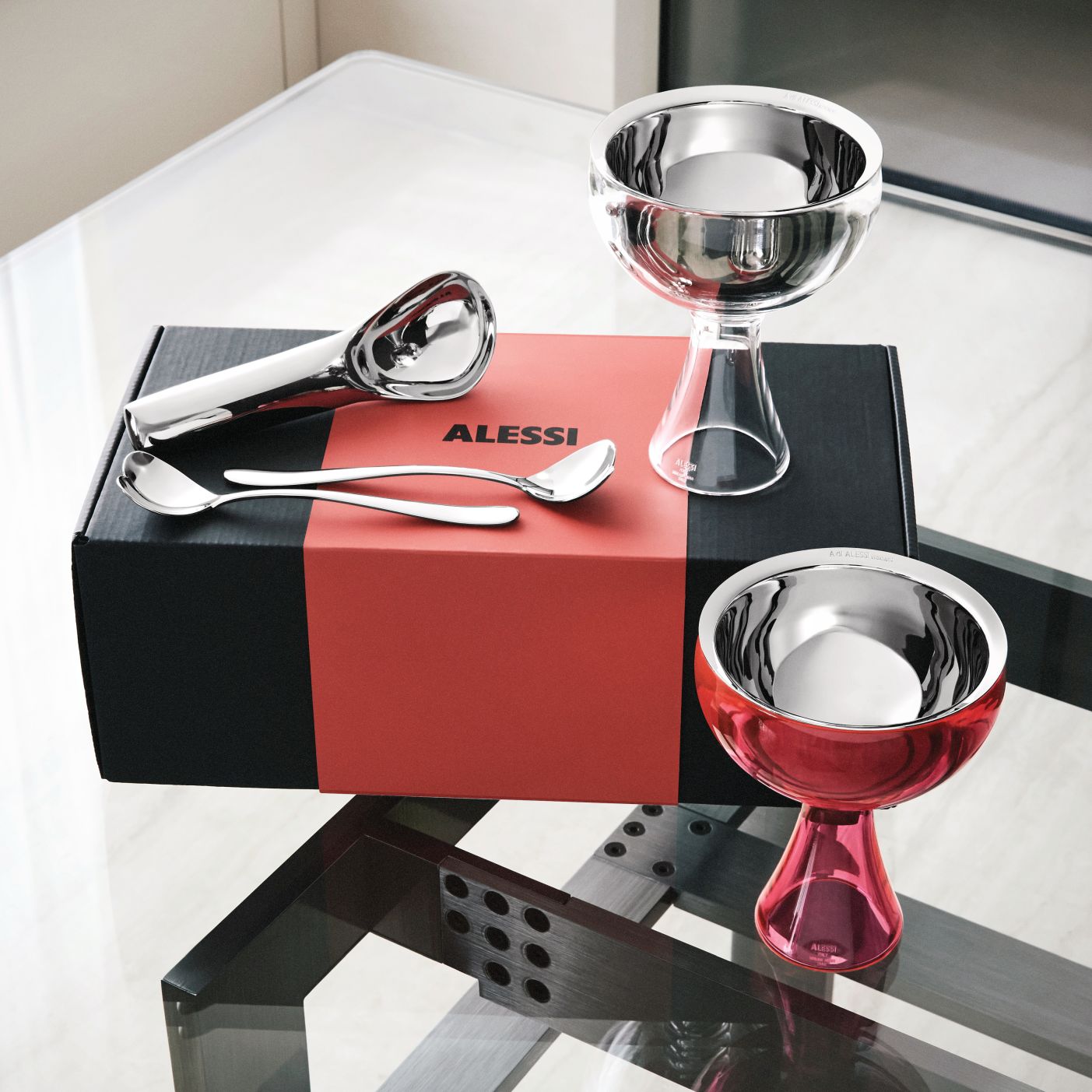 Alessi MMI01SET Eisbecher Set mit Eisportionierer und Löffeln auf einer Geschenkverpackung.