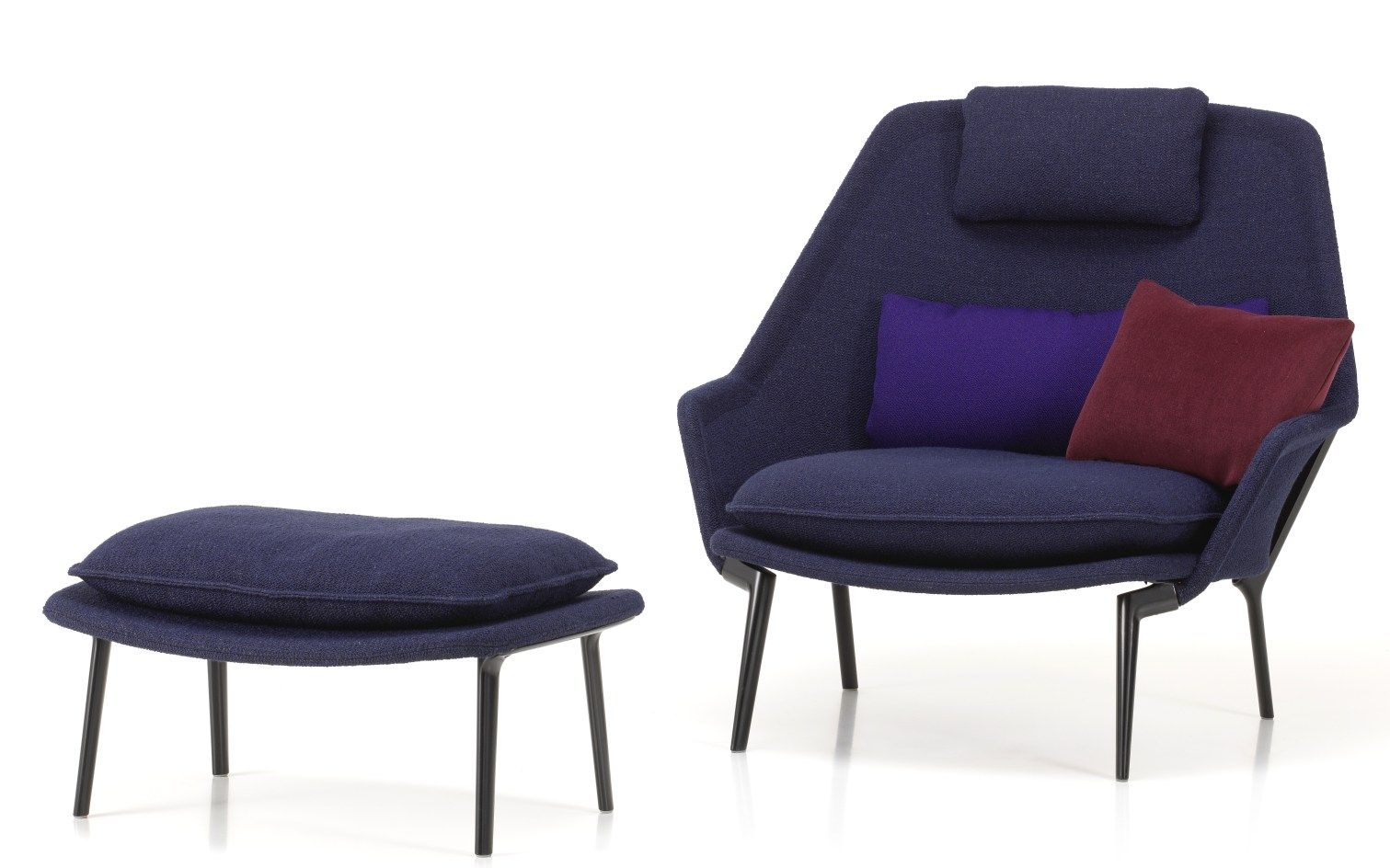 Vitra Slow Chair Sessel mit Ottoman in blauem Stoff und farbigen Kissen.