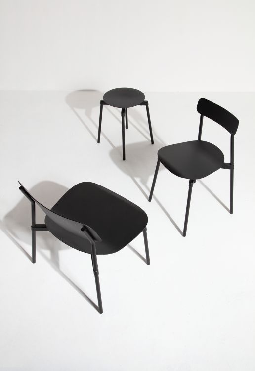 Schwarzer Fromme Lounge Chair Sessel von Petite Friture, Stuhl und Hocker auf weißem Hintergrund.