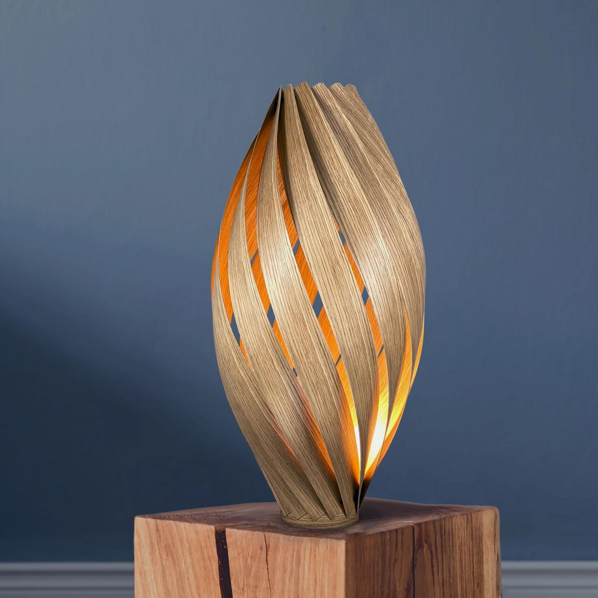 Ardére Stehleuchte aus Eiche, H60 cm, mit warmem Lichtschein und modernem Design.