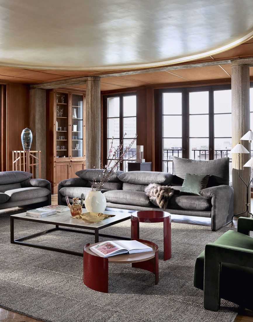 675 Maralunga Sofa Dreisitzer von Cassina in grauem Stoffbezug im modernen Wohnzimmer. Design Sofa.