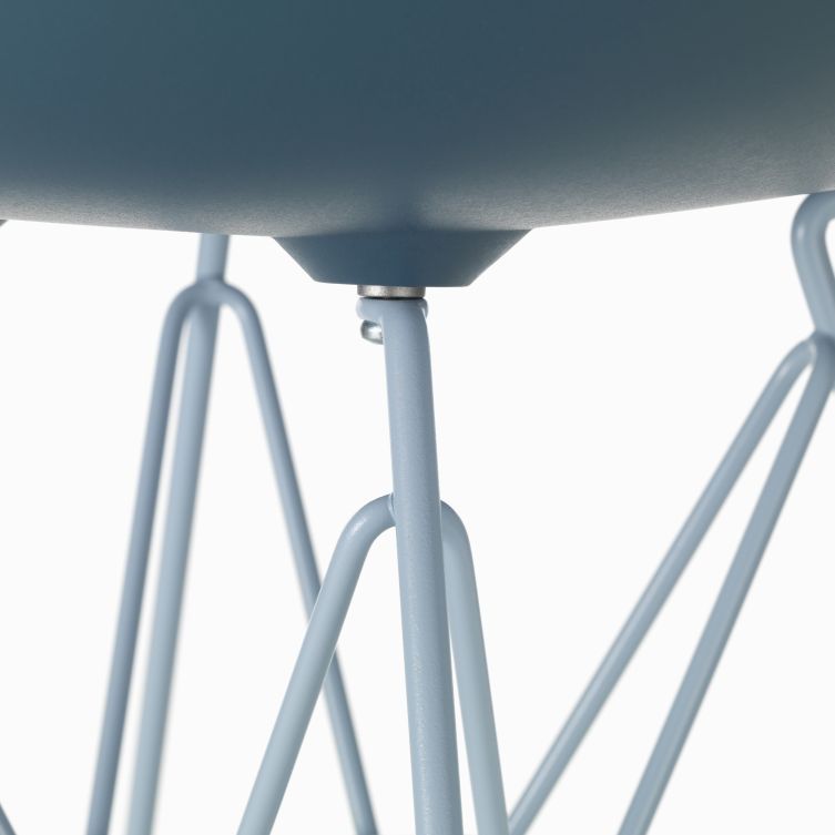 Detailaufnahme vom Untergestell des blauen Eames Plastic Side Chair DSR Stuhls von Vitra.