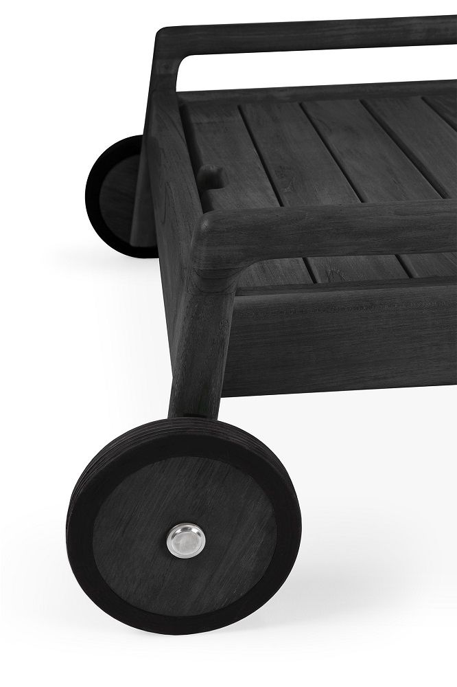 Detailaufnahme der Jack Outdoor Liege von Ethnicraft aus schwarzem Teakholz mit Rädern.