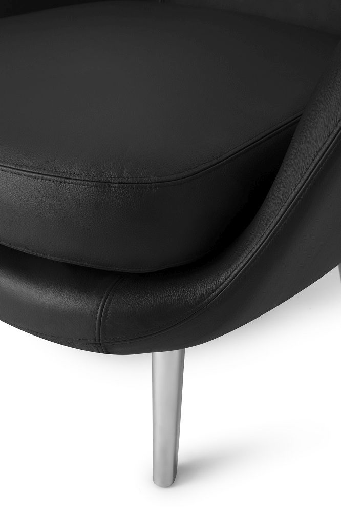 Detailaufnahme: Schwarzer Sum Lounge Armchair Sessel von Normann Copenhagen mit Lederbezug und Metallbeinen.