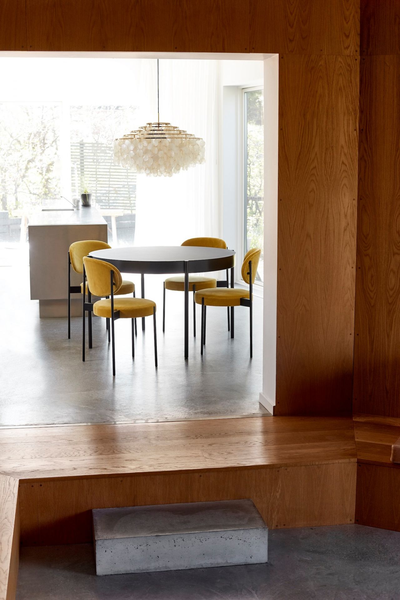 FUN 11DM Pendelleuchte von Verpan über Esstisch mit gelben Stühlen im modernen Interieur.