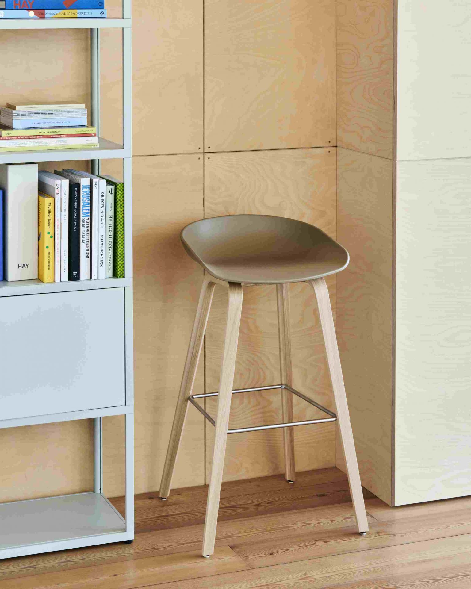 Nahaufnahme des Hay About a Stool AAS32 Barhocker Hoch mit Holzbeinen und Fußstütze.