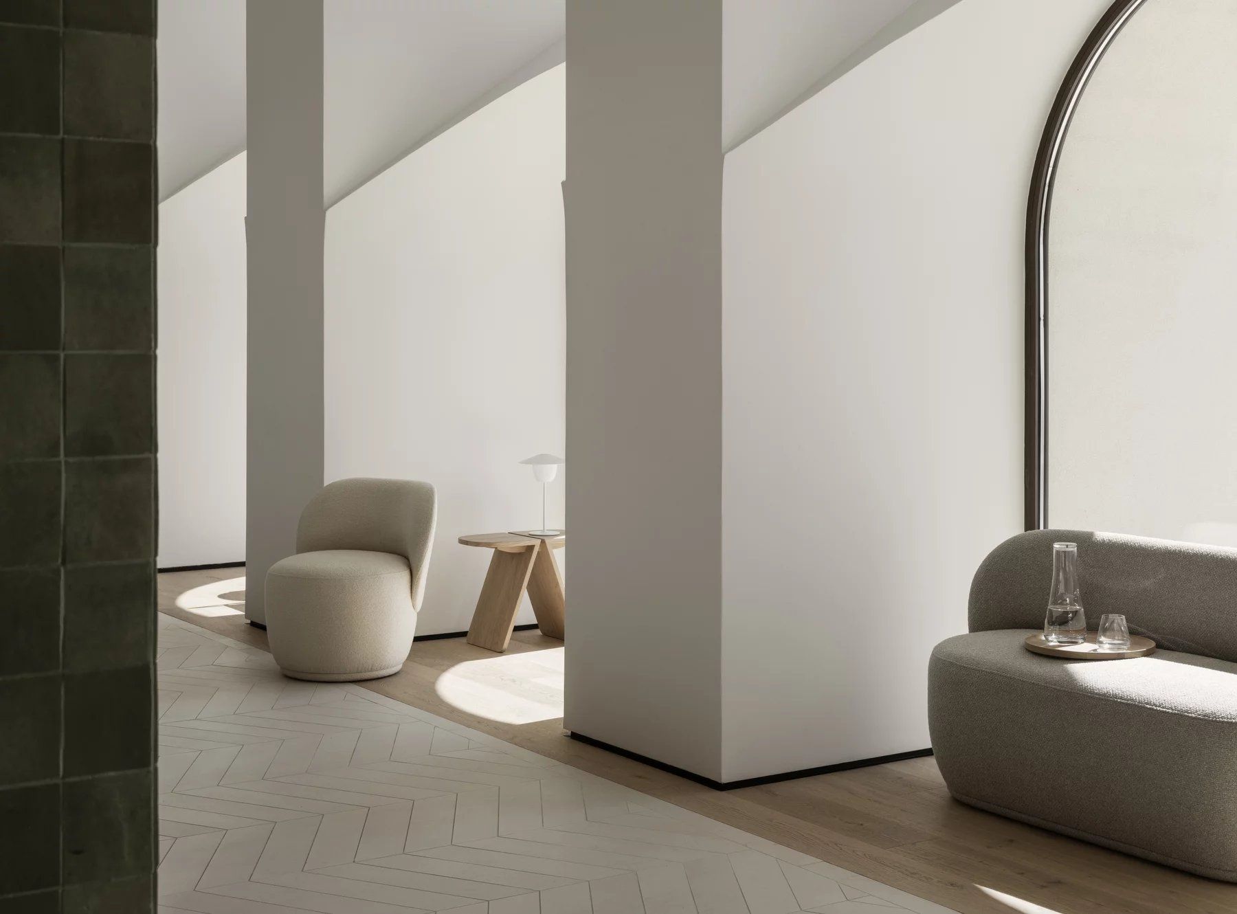 Avio Beistelltisch von Blomus aus Eiche, schwarz lackiert, im modernen Wohnraum. Kleiner Tisch.