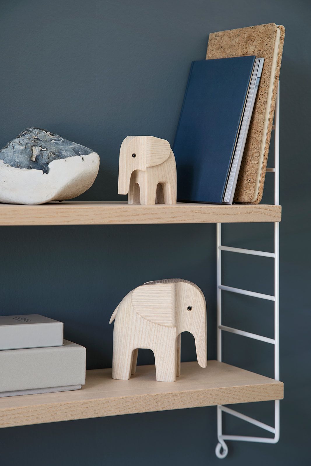 Zwei Baby Elefanten aus Holz von Novoform auf einem Regal, Dekoration für Kinderzimmer.