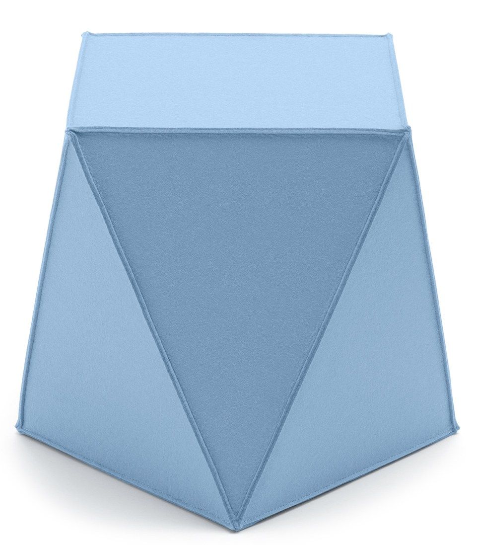 Brilli Sitzmöbel HEY-SIGN, blauer Filzhocker in geometrischem Design, ideal als moderner Sitzwürfel und Fußhocker.