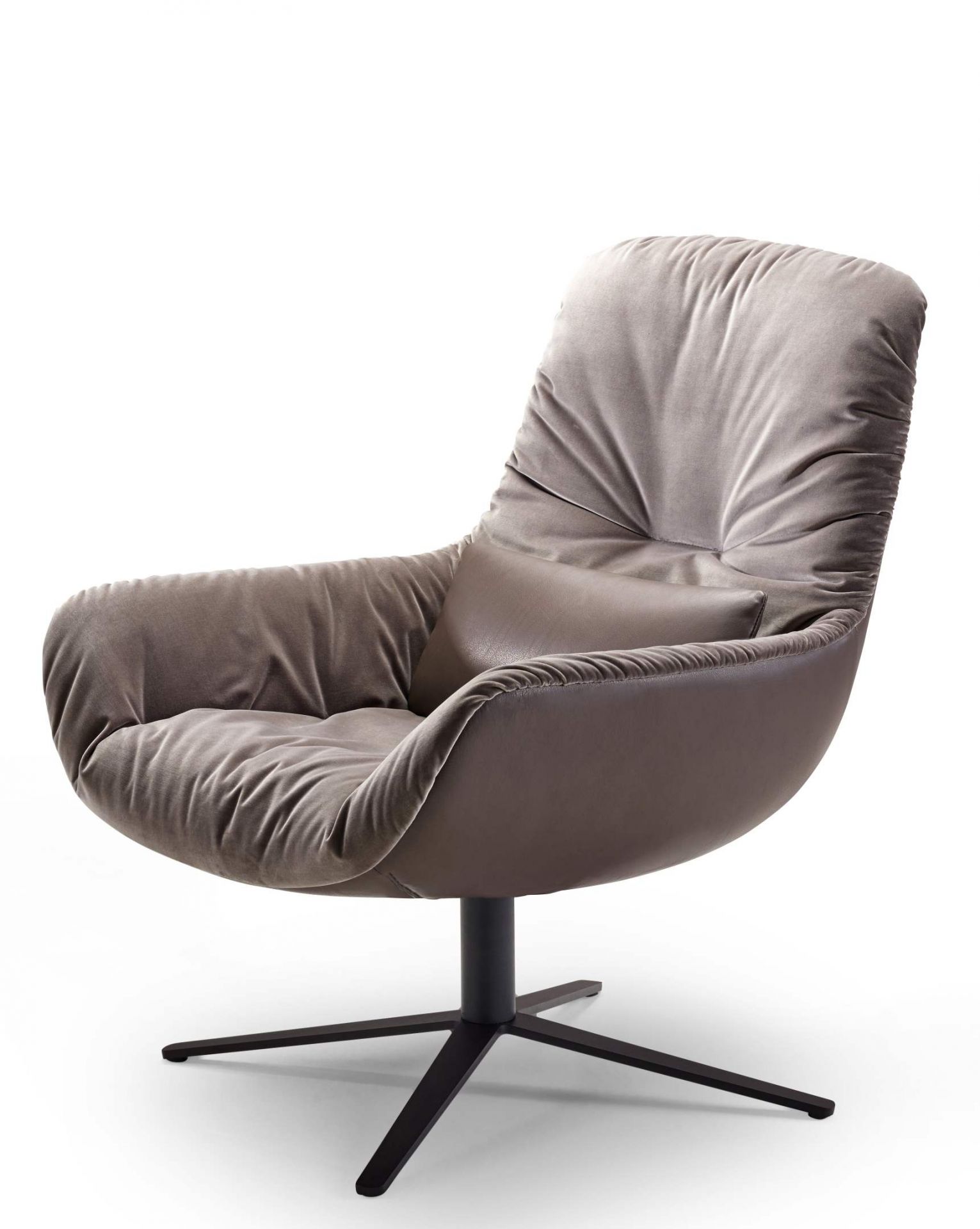 Leya Lounge Chair von Freifrau Manufaktur, grauer Sessel mit Kissen und schwarzem Drehfuß.