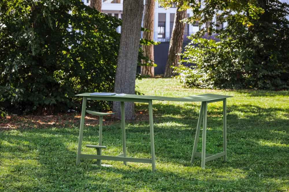 Grüne Fermob Bolder Theke für den Außenbereich im Garten, ideal für entspanntes Arbeiten.