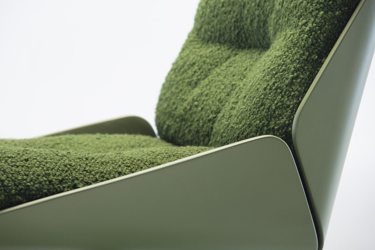 Detailaufnahme des Rei Sessels von Prostoria mit grünem Polsterstoff und modernem Design.