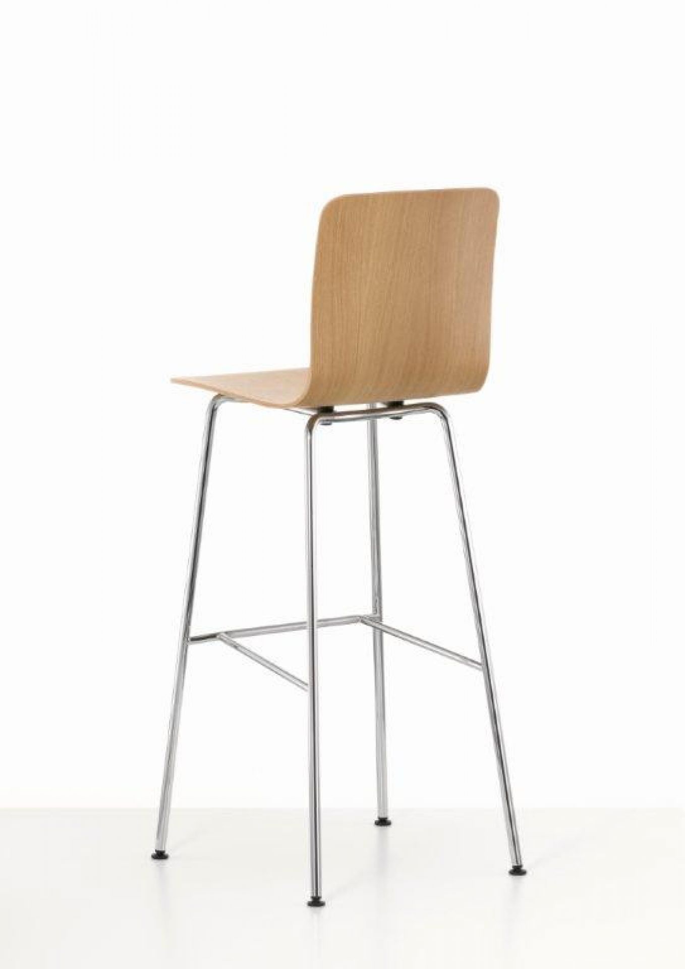 Vitra Hal Ply Stool High Barhocker mit Holzschale und verchromtem Stahlgestell, Ansicht von hinten.