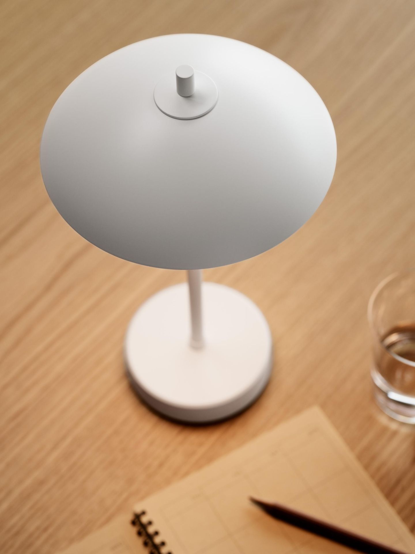 Clam Portable tafellamp, oplaadbare lamp van Fritz Hansen