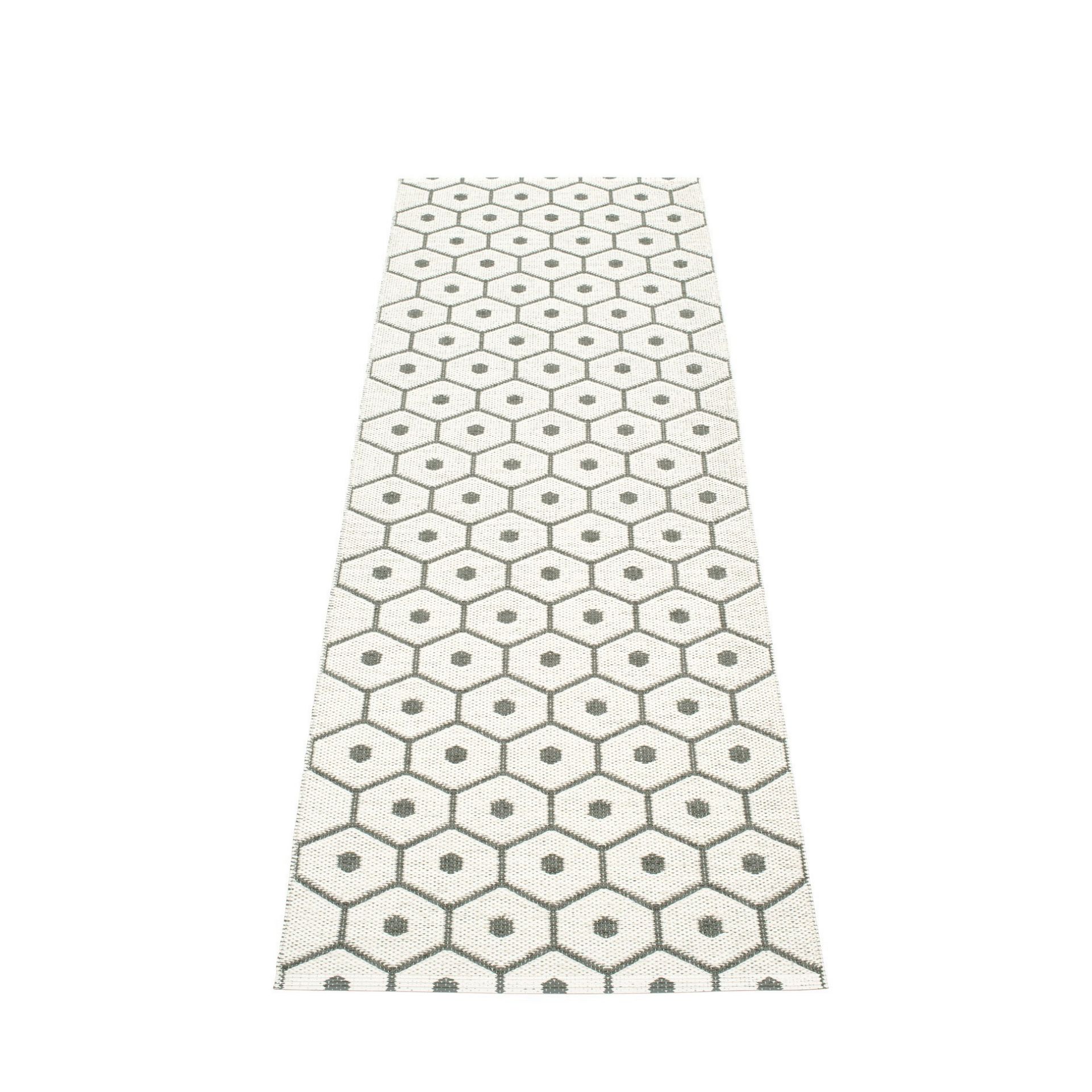 Pappelina Honey Kunststoffteppich 70x225 cm mit modernem, grafischem Sechseck-Muster in Weiß und Grau.