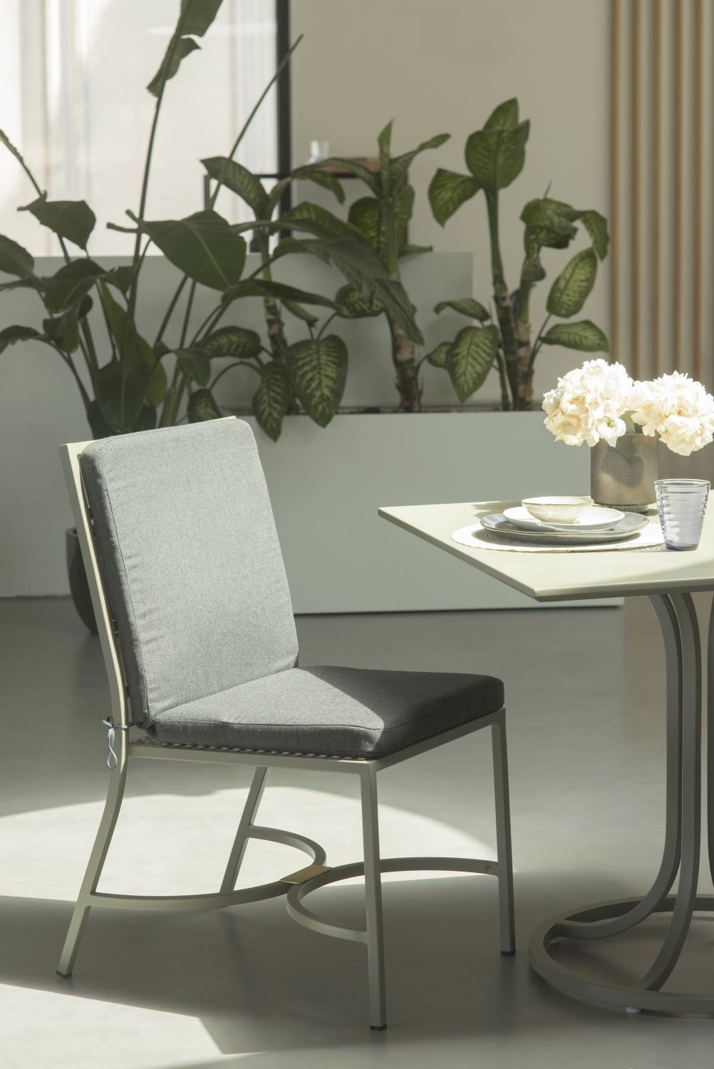 Grauer Emu Collier C/1250 Outdoor Stuhl mit Sitz- und Rückenkissen für Garten und Terrasse.