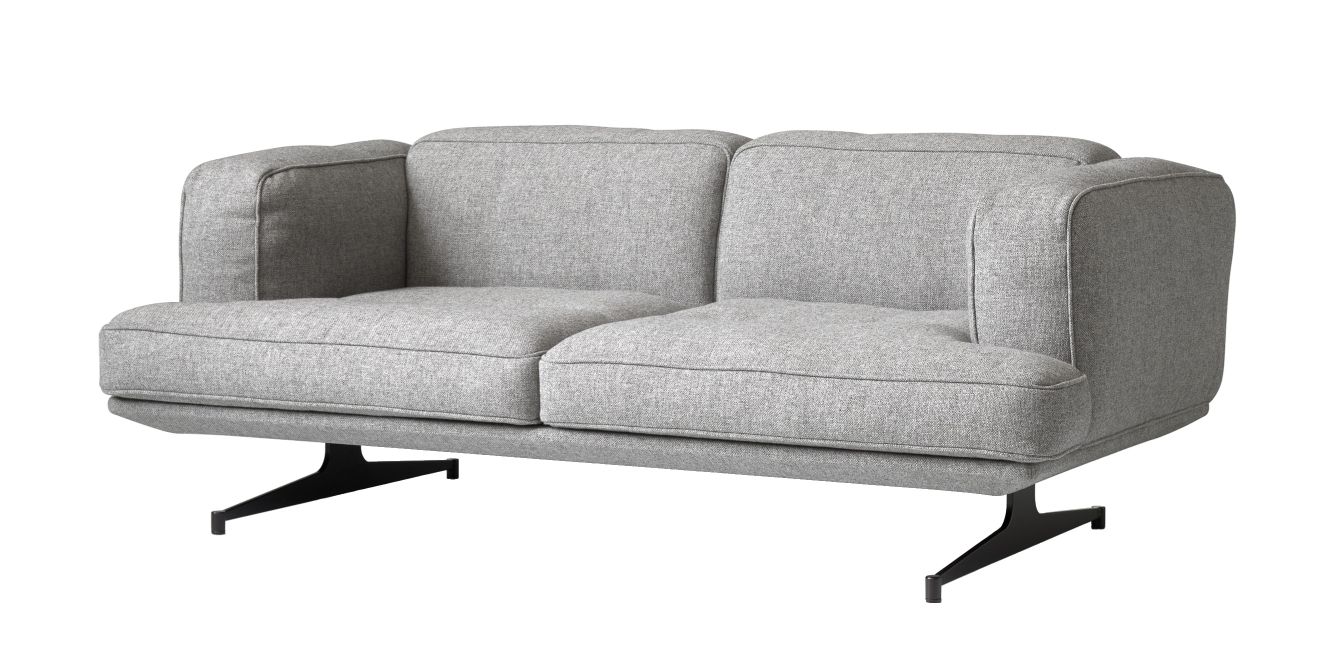 Graues AndTradition Sofa AV22 / AV23 mit schwarzem Metallfuß, modernes Design für Wohnzimmer.