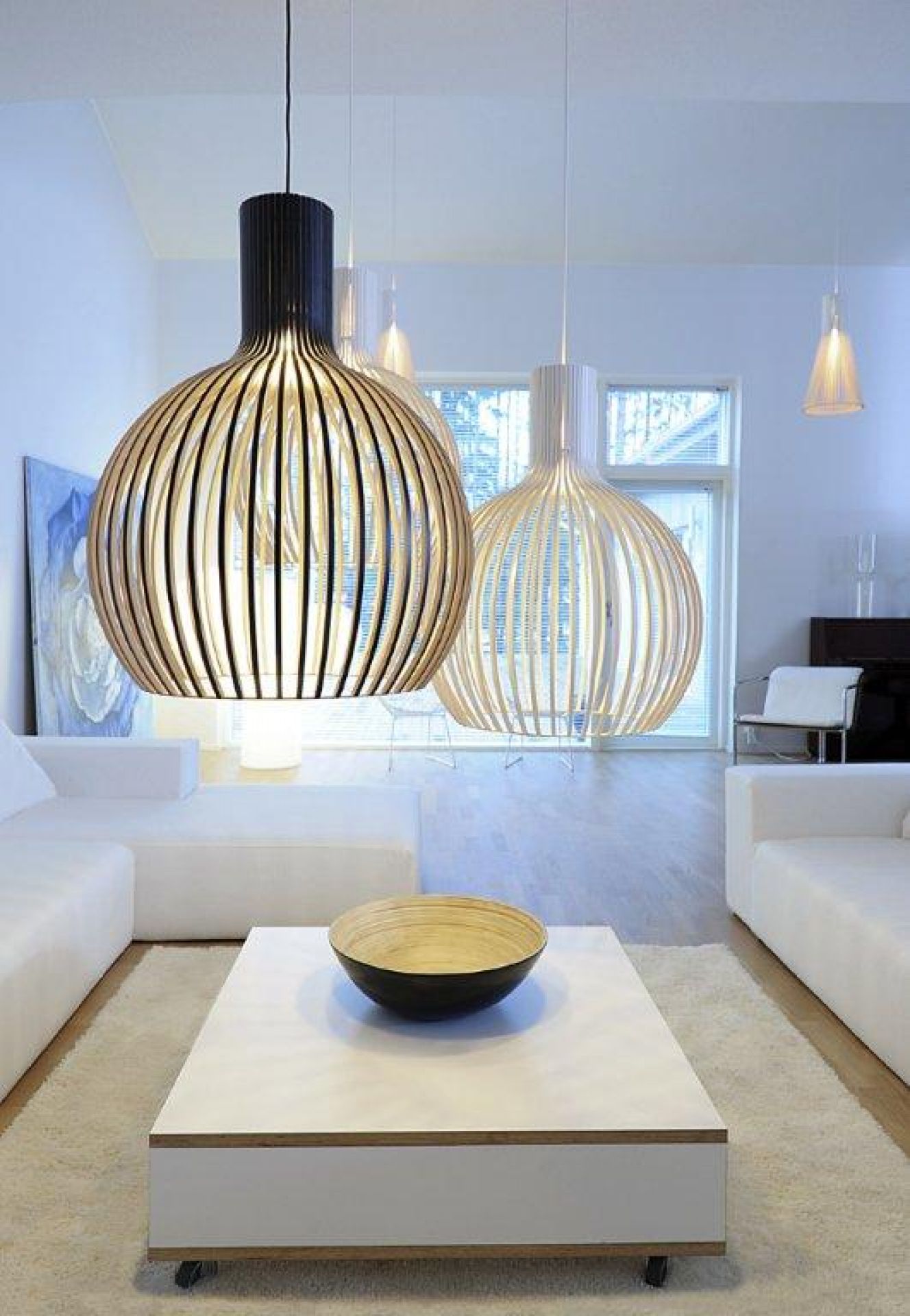Octo Pendelleuchte von Secto Design im modernen Wohnzimmer, skandinavisches Design, Holzlampe, Hängeleuchte.