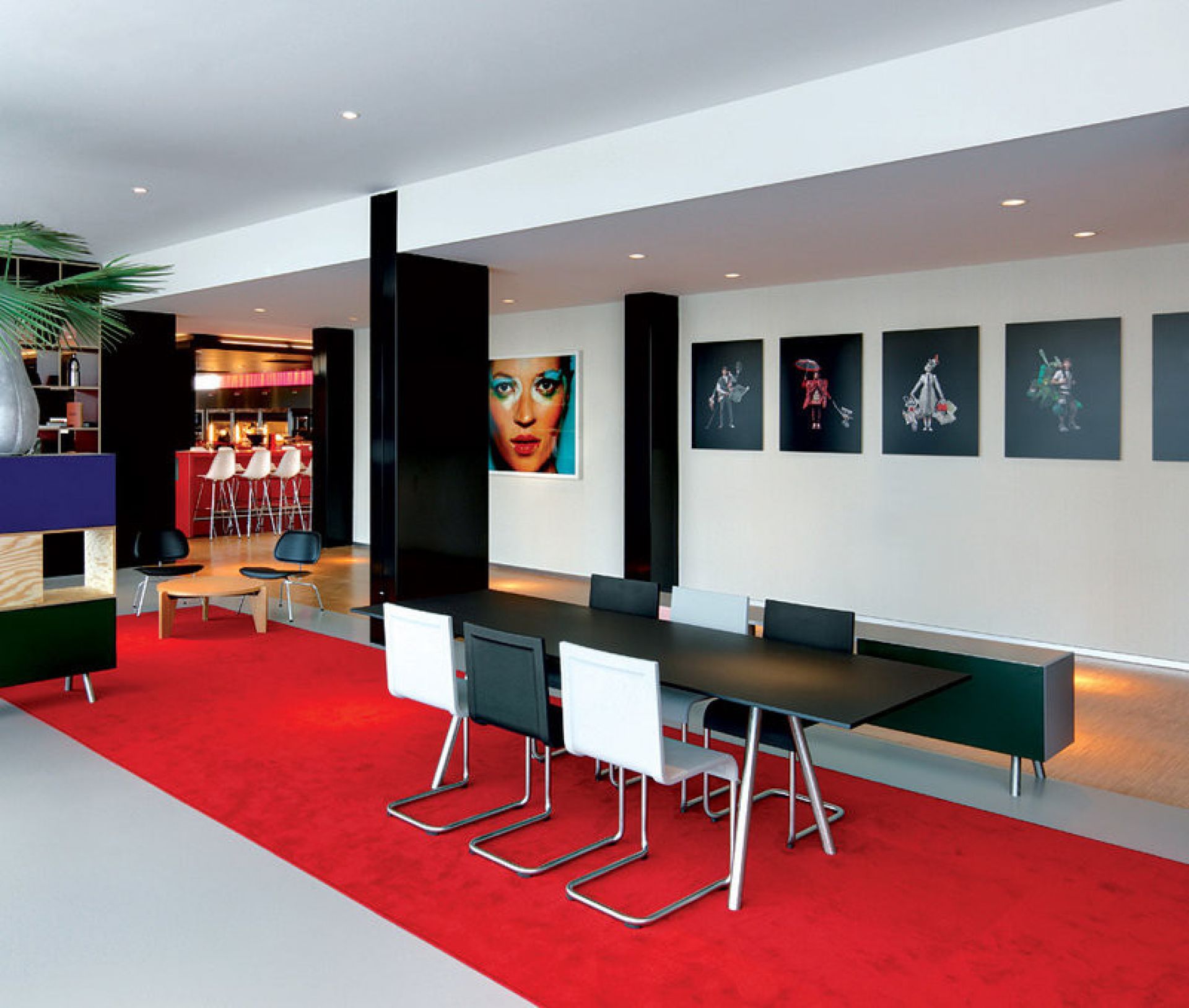 Moderner Konferenzraum mit schwarzem Tisch und Vitra .05 Stühlen in Schwarz und Weiß.