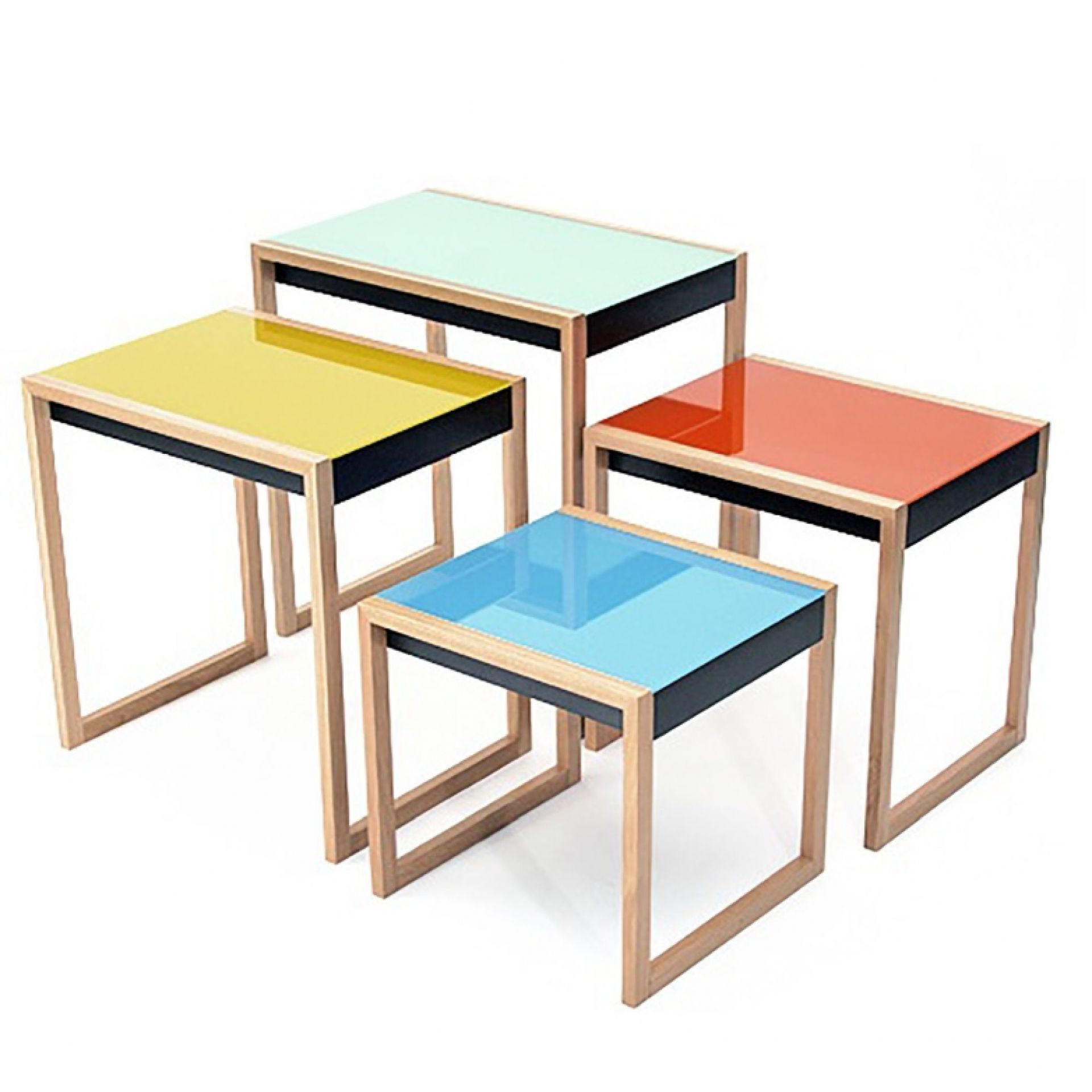 Bauhaus Satztische 4er Set von Klein & More mit farbigen Tischplatten in Gelb, Grün, Rot und Blau.