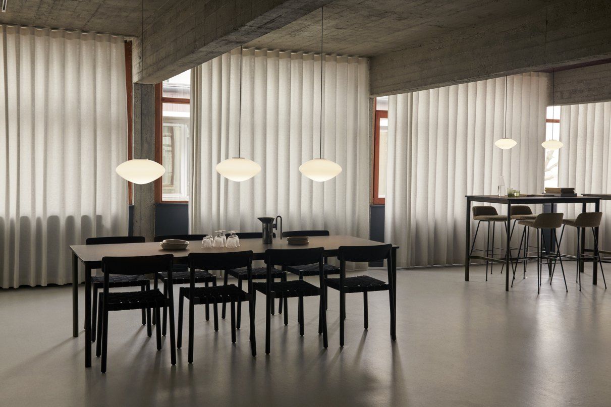 AndTradition Mist AP15 Pendelleuchten aus Opalglas über Esstisch und Bartisch in modernem Interieur.