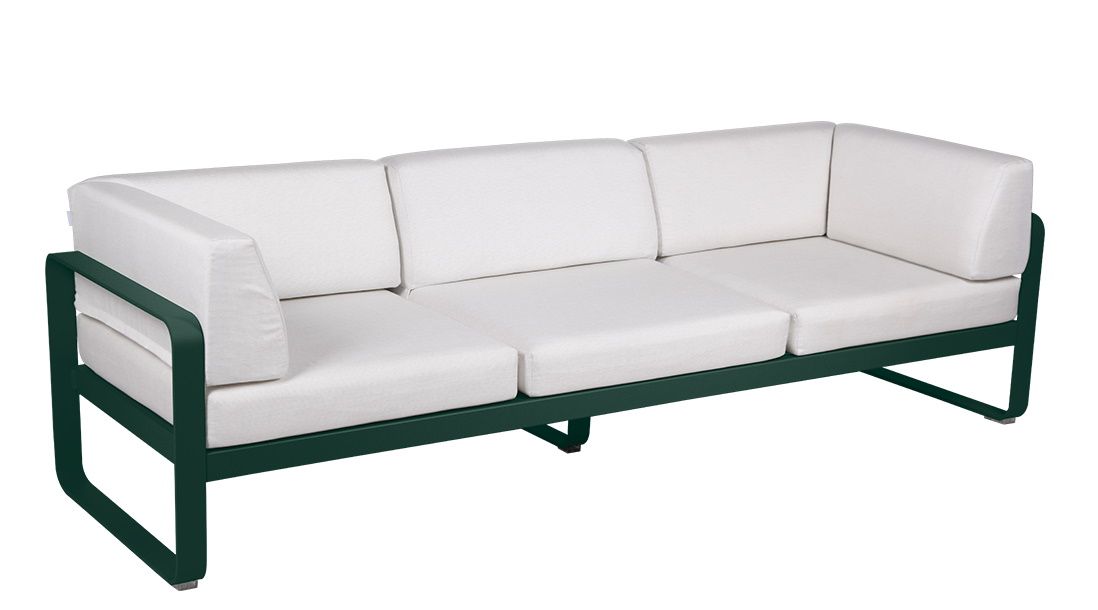 Bellevie Outdoor Sofa von Fermob, 3-Sitzer Gartensofa mit grünen Aluminiumrahmen und weißen Polsterkissen.