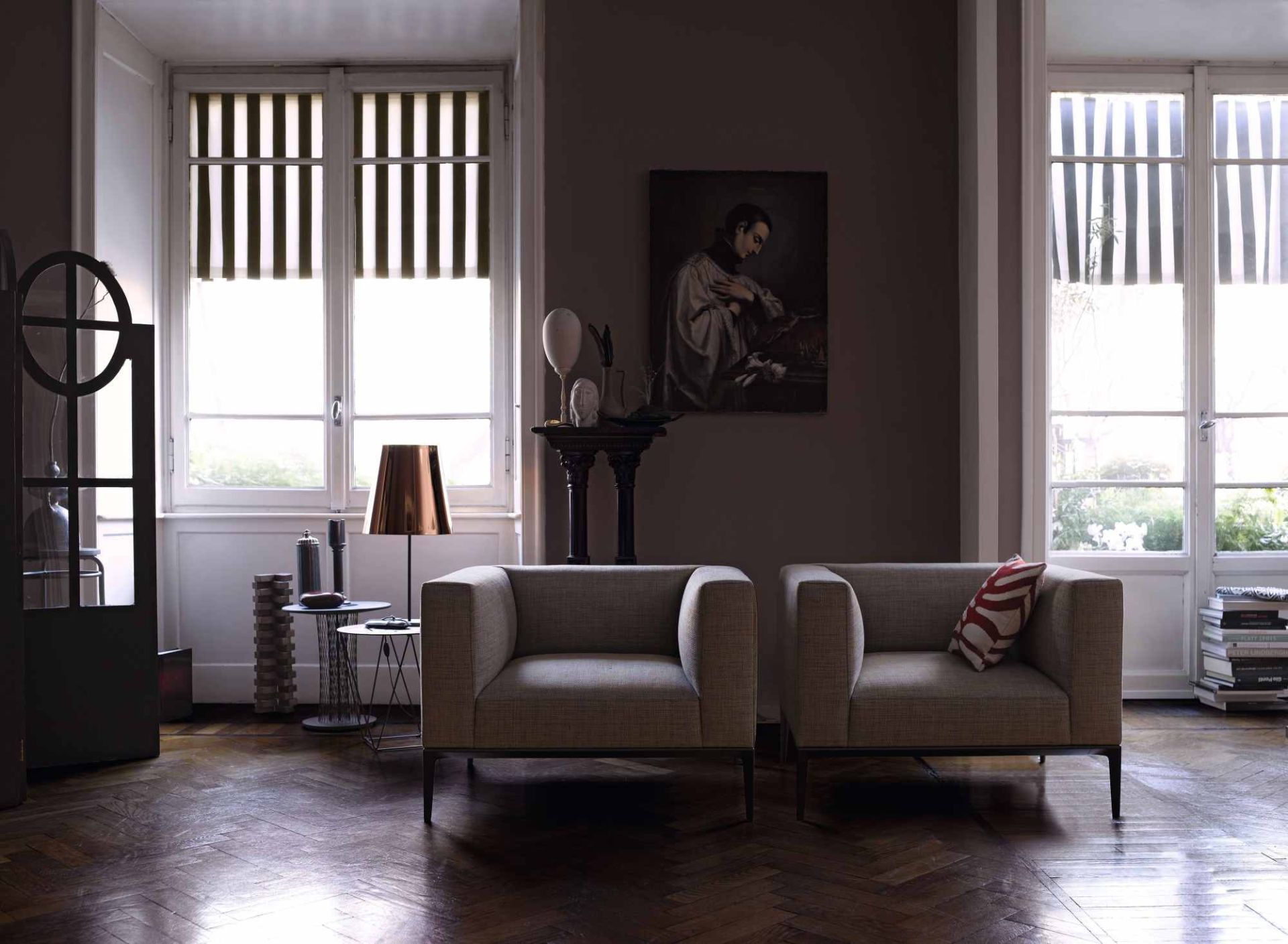 Zwei graue 781 Jaan Sessel von Walter Knoll in einem stilvollen Wohnzimmer mit Parkettboden.