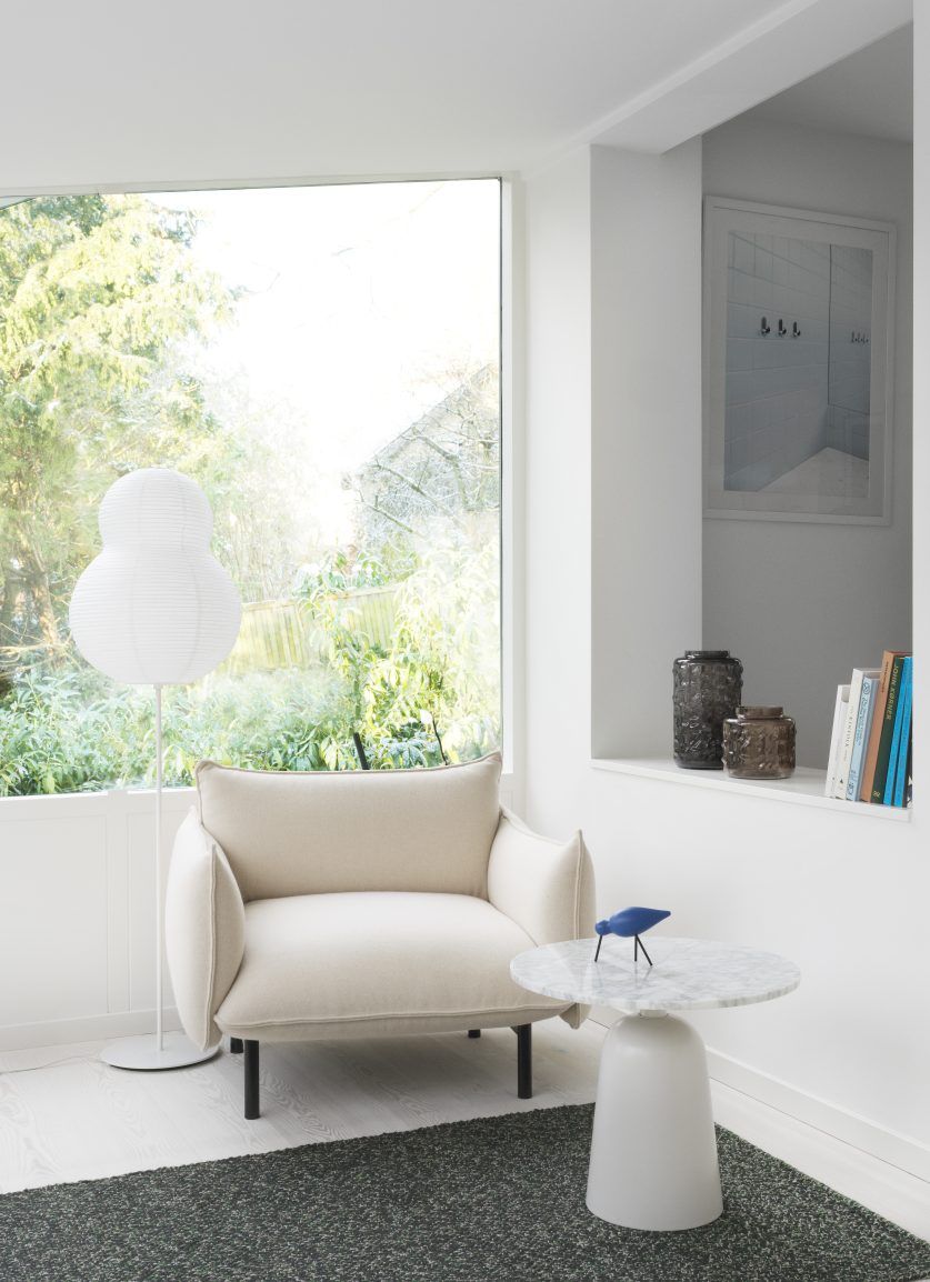 Beiger Ark Lounge Chair Sessel von Normann Copenhagen in heller Wohnzimmerumgebung mit Fenster und Dekoration.