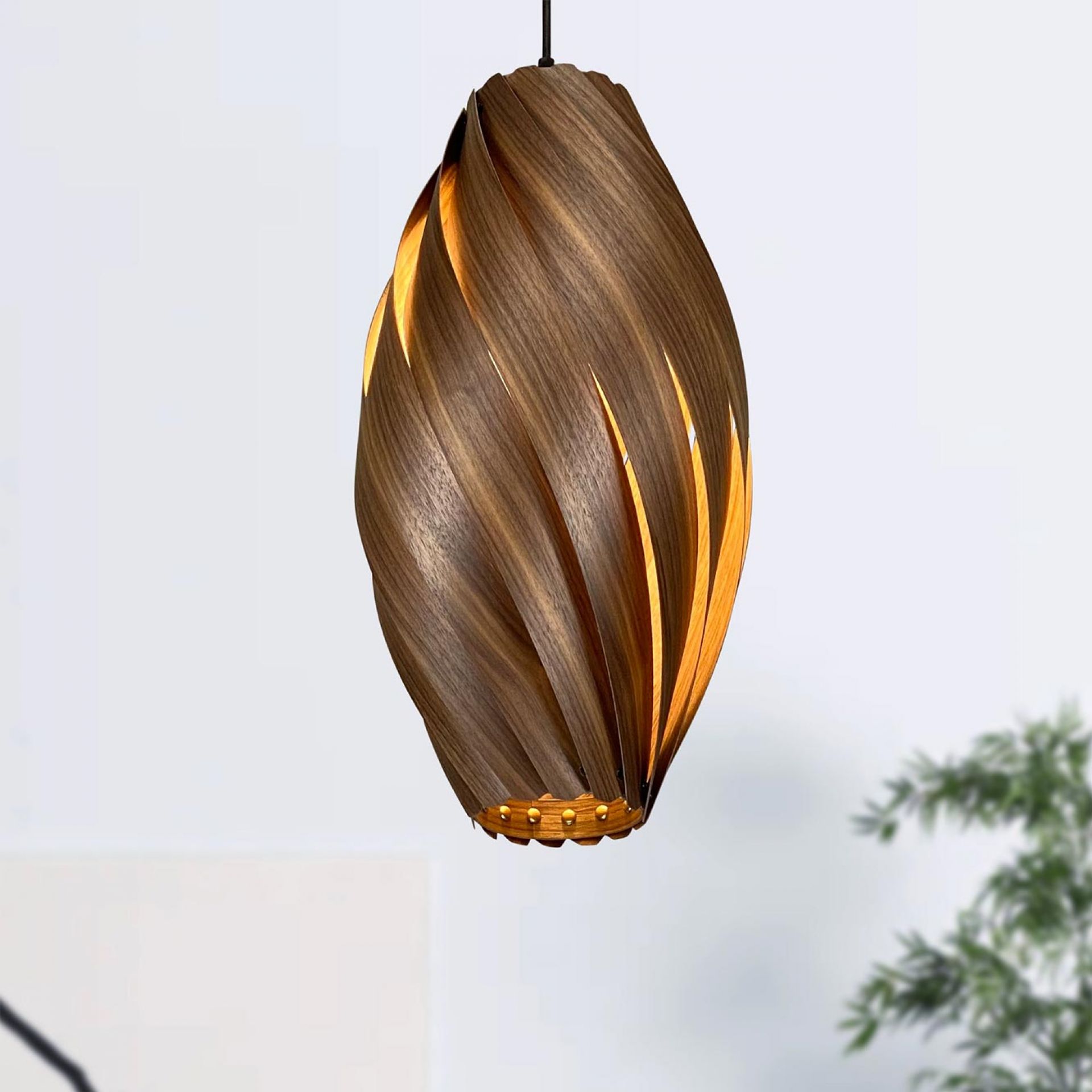 Ardére Hängeleuchte aus Nussbaumholz: Längliche Designerlampe für Wohnzimmer und Esszimmer mit warmem Licht.