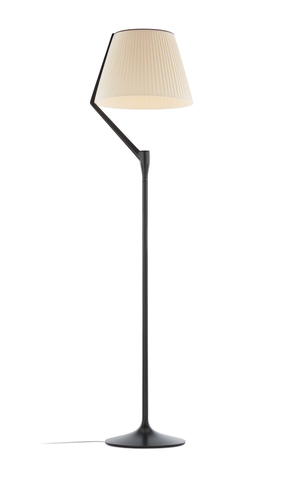 Angelo Stone Stehleuchte von Kartell: Moderne Stehlampe mit plissiertem Lampenschirm und dunklem Metallgestell.