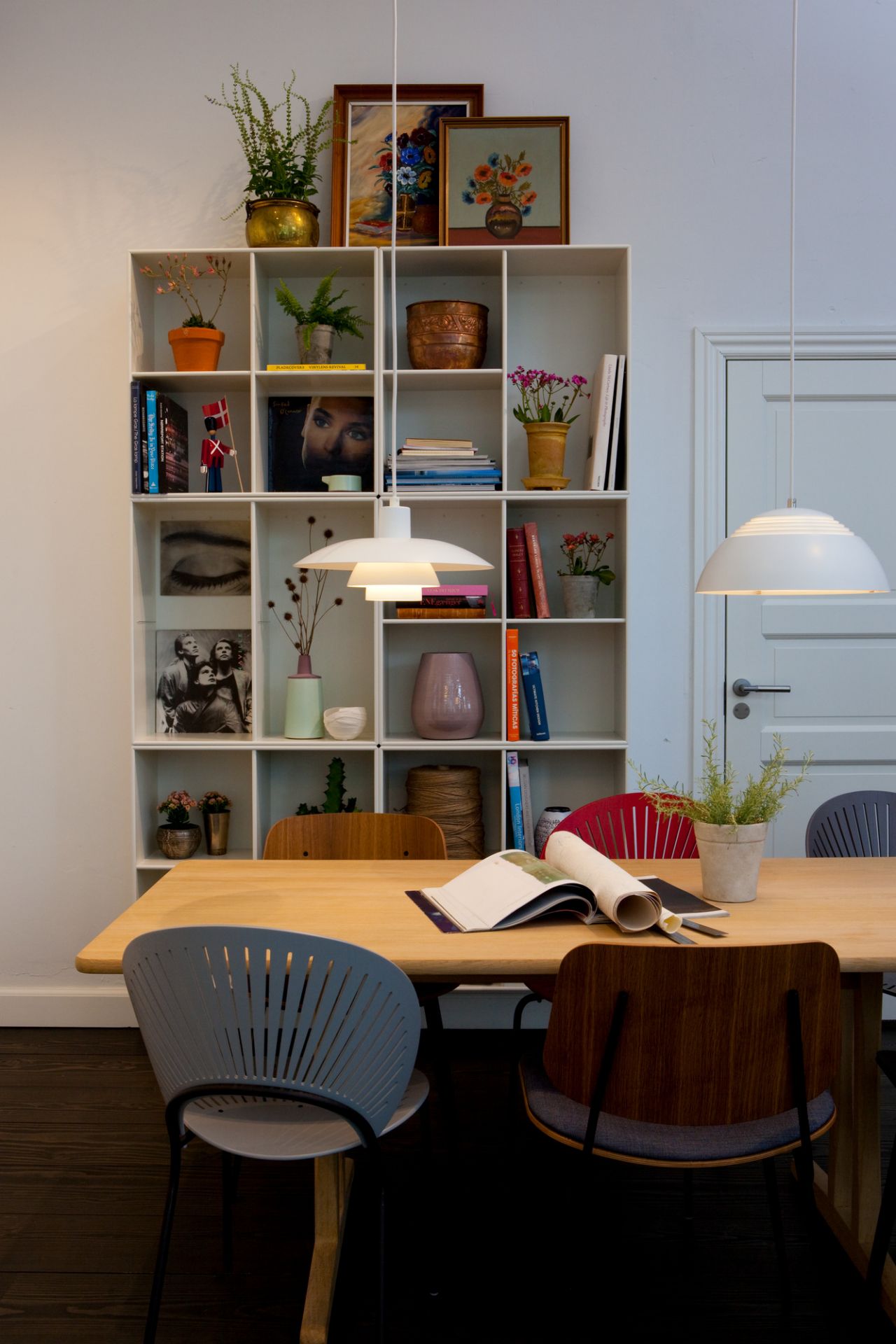 Esszimmer mit PH 4/3 Pendelleuchte von Louis Poulsen, Designklassiker für stilvolle Beleuchtung.