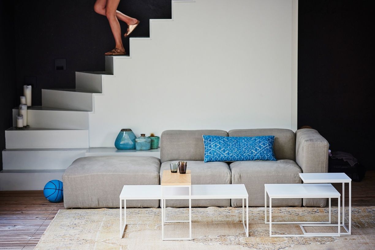 Wohnzimmer-Szene mit Jan Kurtz Flat Beistelltisch in Weiß und Eiche, minimalistisches Design, offene Fächer, moderne Möbel.