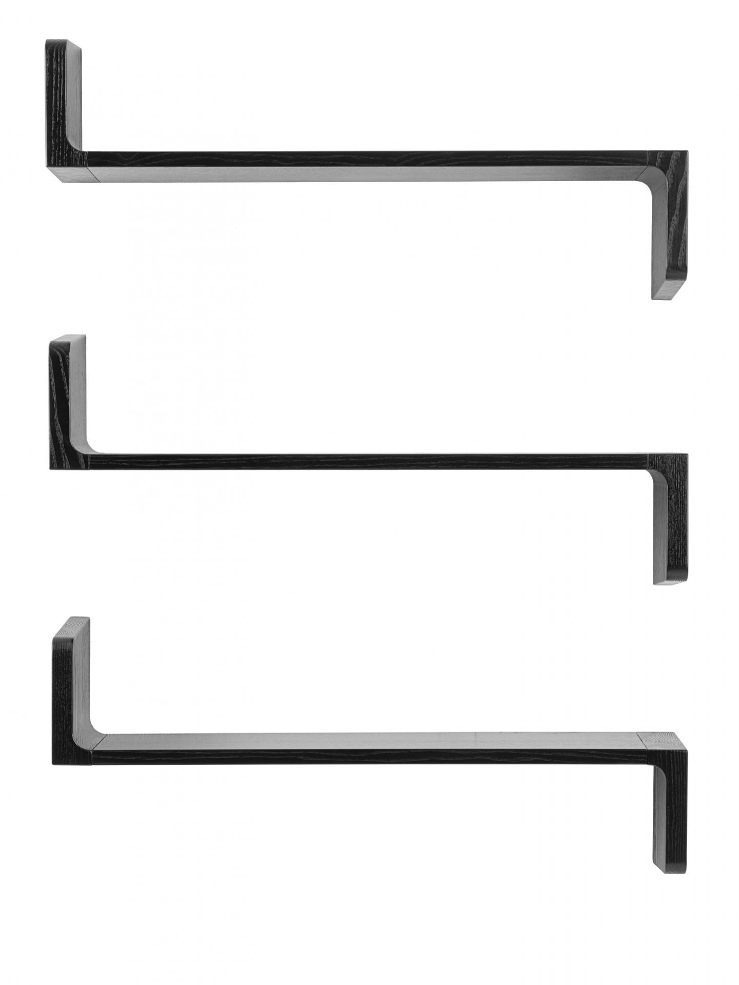 Schwarze Ulna Regalböden von Schönbuch, dreifach übereinander angeordnet, moderne Wandregale für stilvolle Wohnraumgestaltung.