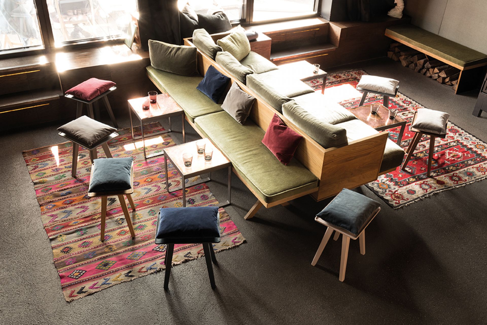 Nini Hocker von Schönbuch in verschiedenen Farben und Ausführungen in einem modern eingerichteten Wohnzimmer.