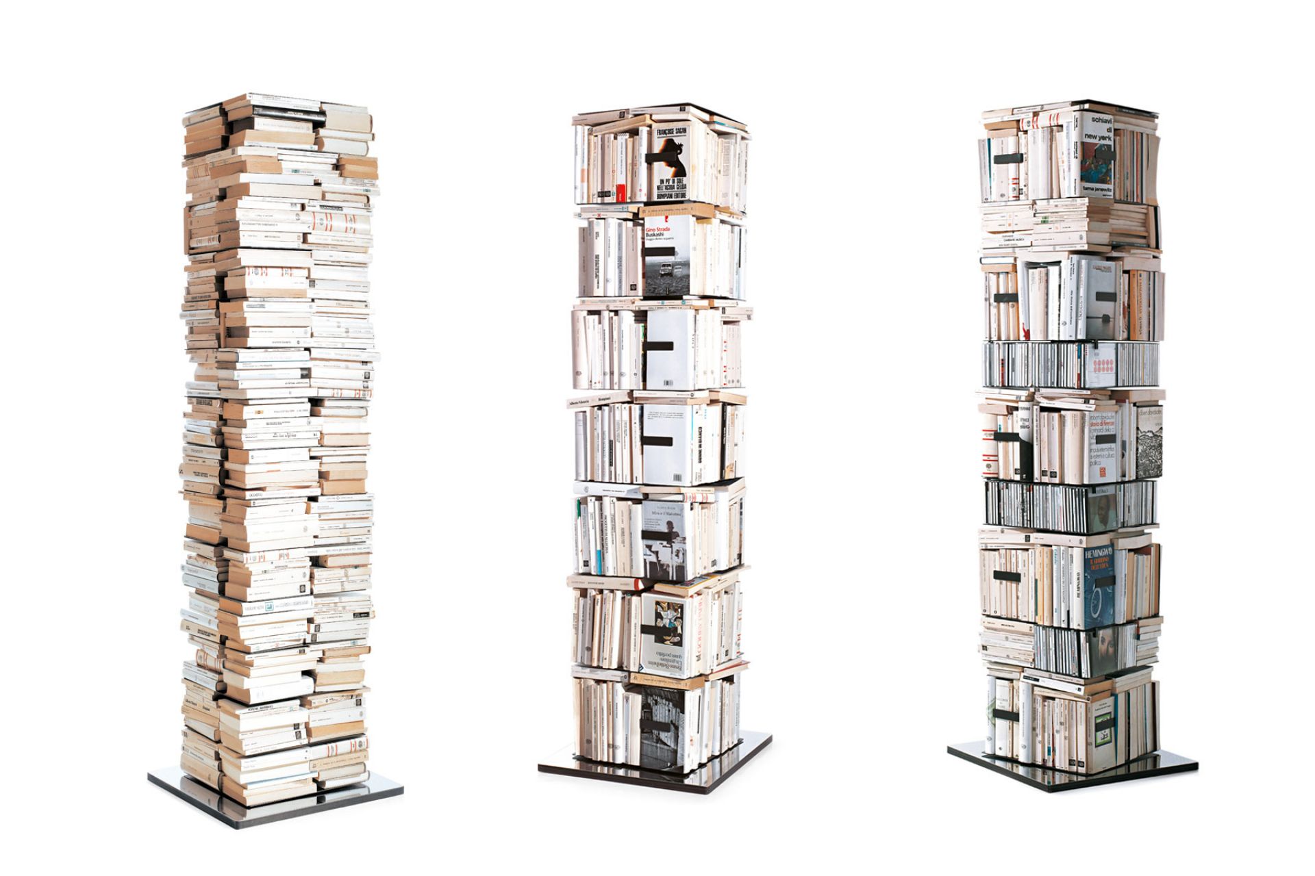 Drei drehbare Ptolomeo Bücherregale/CD-Säulen auf schwarzen Sockeln, gefüllt mit Büchern und CDs. Bücherregal für Wohnzimmer.