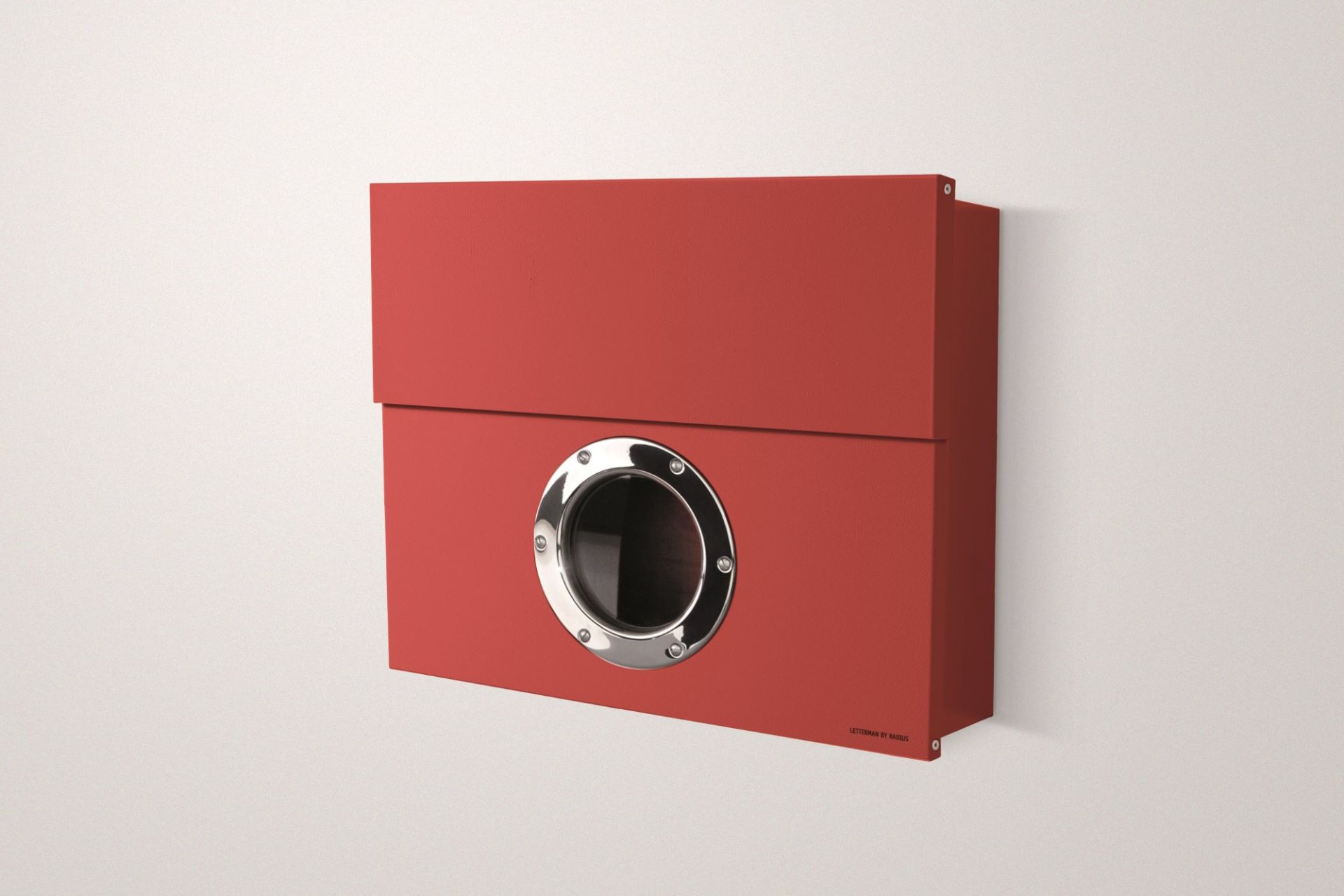 Roter Letterman Radius Briefkasten mit Bullauge aus Edelstahl, moderne Wandmontage für Post und Zeitungen.