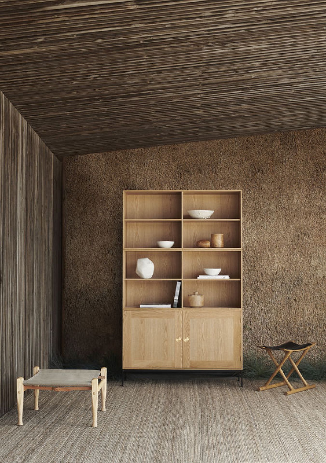 FK63 Bücherregal System von Carl Hansen & Søn: Helles Holzregal mit Türen und Deko.