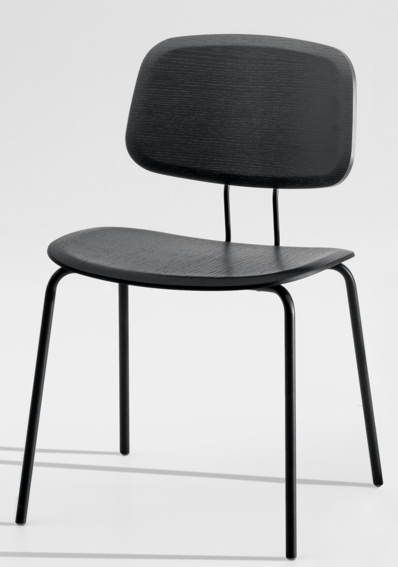 Okito Ply Dining Chair Stuhl Zeitraum, schwarzer Holzstuhl mit minimalistischem Design und Metallbeinen.