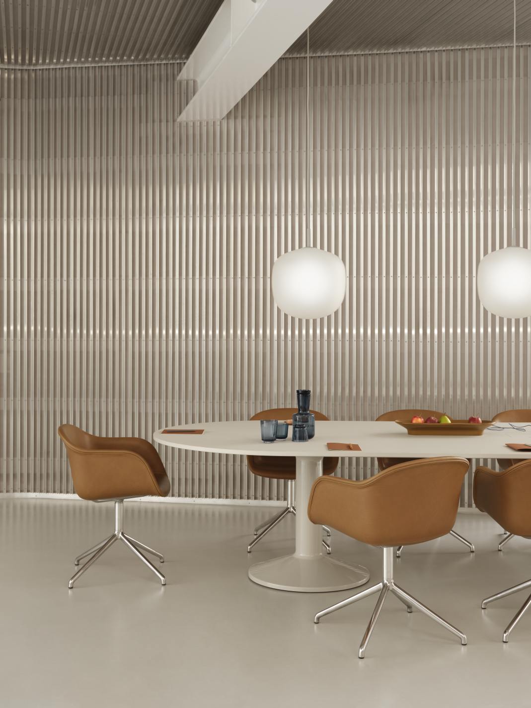 Ovaler Muuto Konferenztisch mit braunen Stühlen in modernem Büro. Midst Conference Table für Besprechungen.