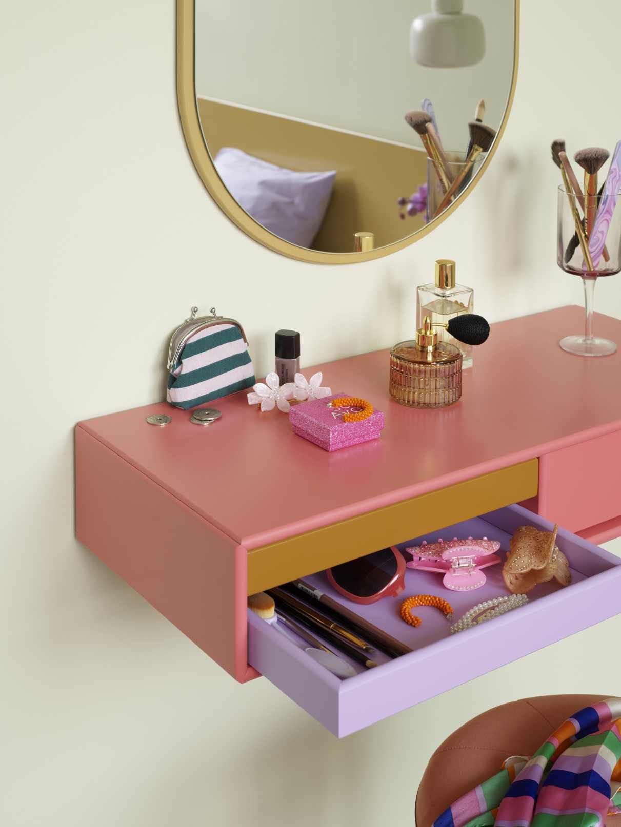 Colour Frame Spiegel: Detailaufnahme des Montana Ruby Spiegels mit Make-up und Accessoires auf einem Schminktisch.