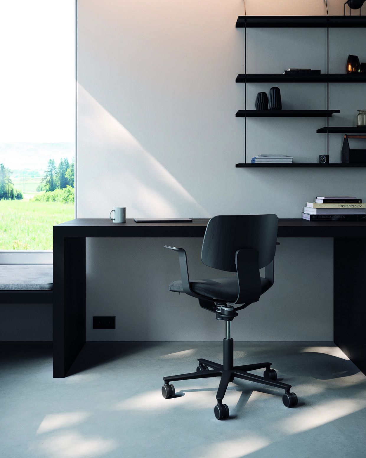 Schwarzer 228 WiChair Drehstuhl von Wilkhahn am Schreibtisch mit Blick auf die Landschaft, ideal für modernes Büro.