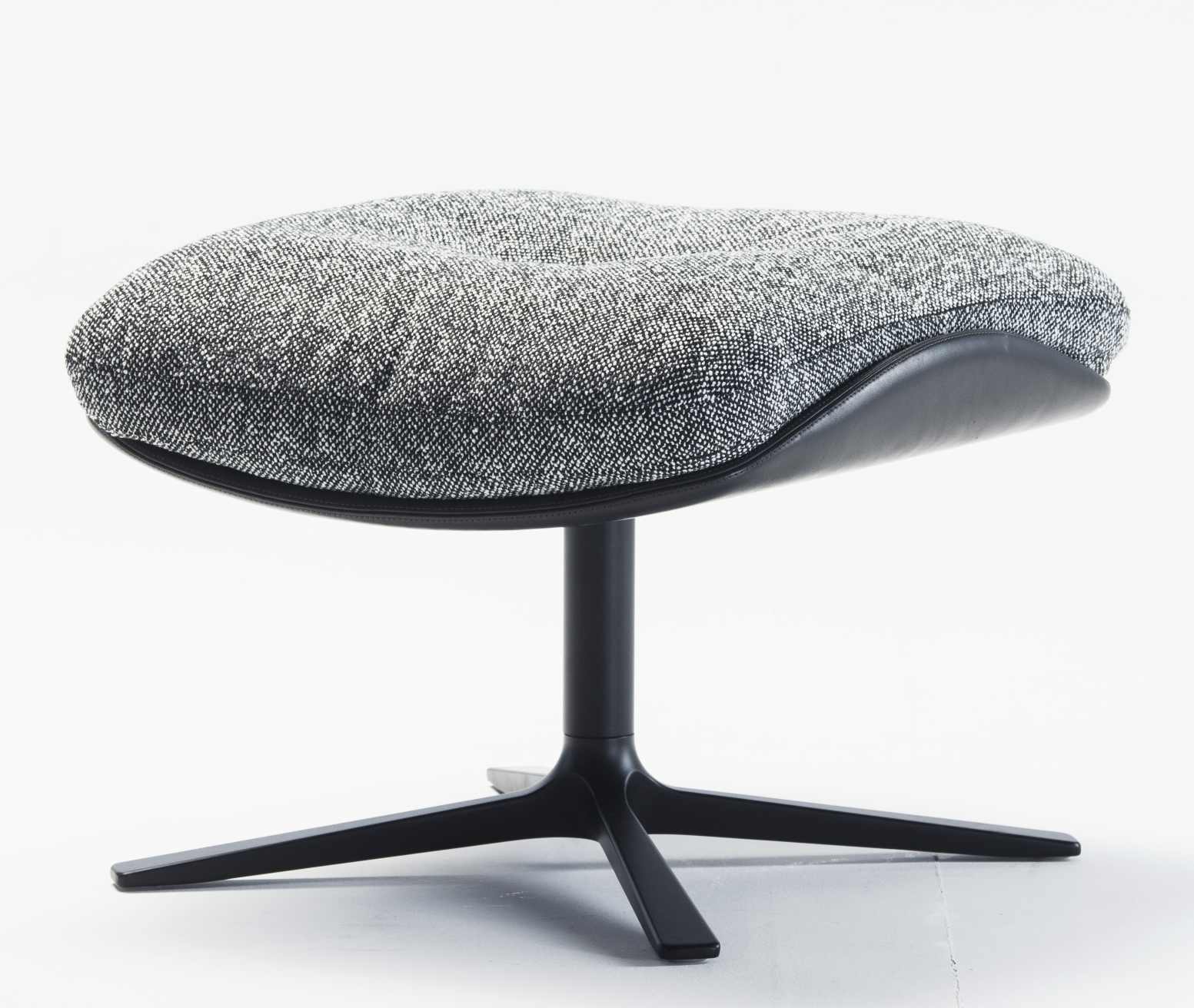 Rei Hocker von Prostoria, gepolstert mit grau-weiß meliertem Stoff und schwarzem Fußkreuz, modernes Möbeldesign.