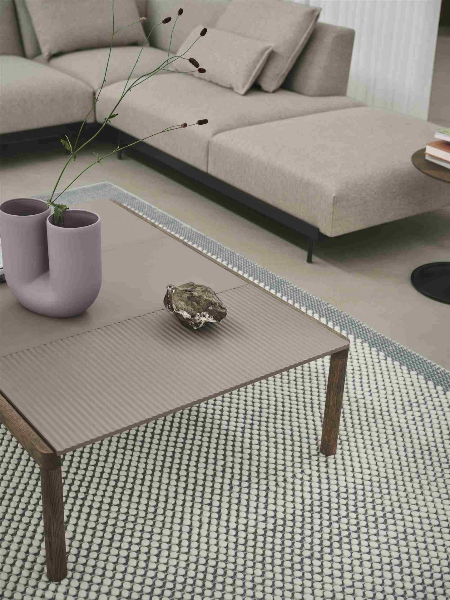 Hellgrüne Muuto Kink Vase auf einem Tisch, modernes Wohnzimmer Interieur, skandinavisches Design, Dekoration.