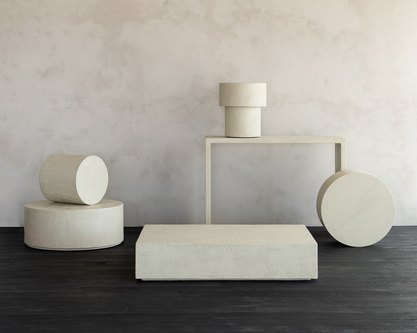 Elements Konsole Microcement Off White von Ethnicraft, abstrakte Anordnung von geometrischen Formen in Off-White.