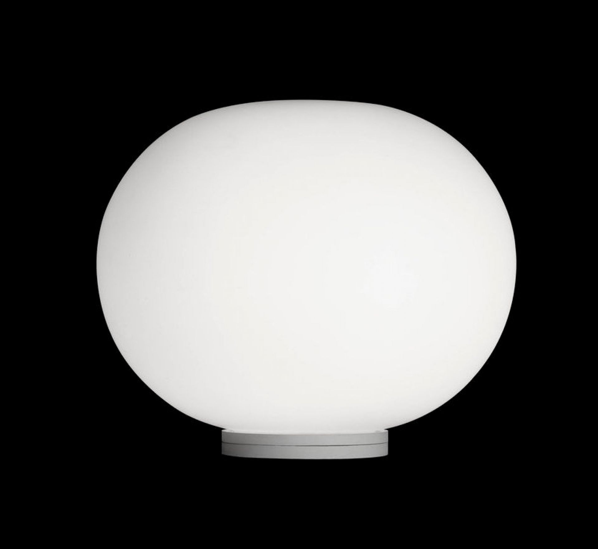 Glo Ball Tischleuchte von Flos: Runde, weiße Lampe mit grauem Sockel für stimmungsvolles Licht.