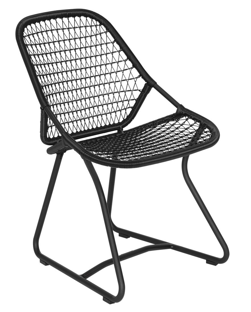 Schwarzer Sixties Outdoor Stuhl von Fermob mit geflochtener Sitzfläche und filigranem Metallgestell für Garten und Terrasse.