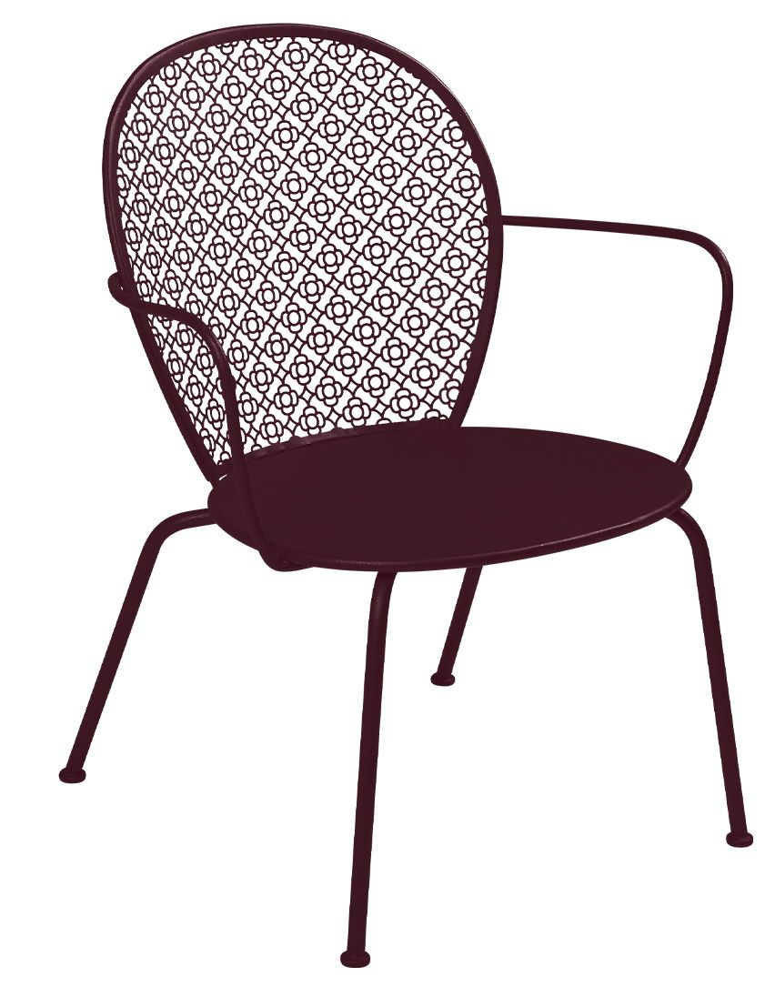 Lorette Sessel von Fermob in Pflaume: Tiefer Outdoor Sessel aus Metall mit filigranem Muster.