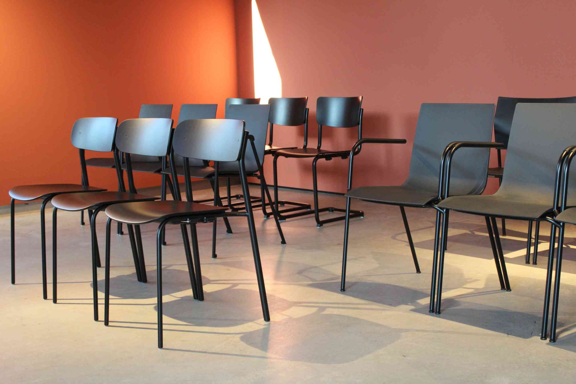 S 243 Thonet Stahlrohr Stuhl in Olivgrün, minimalistisches Design, Sitzmöbel für Esszimmer und Büro.