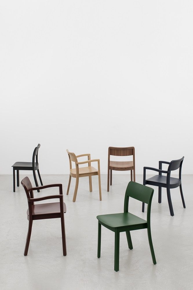 Gruppe von Hay Pastis Armlehnstühlen in verschiedenen Farben, minimalistisches Design für Esszimmer und Wohnbereich.